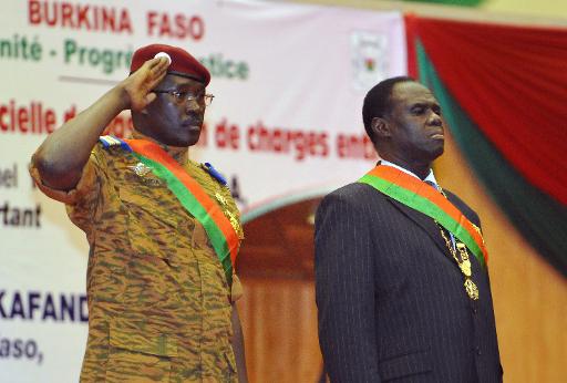 voir le zoom : Le président par intérim du Burkina, Michel Kafando (d) et le Premier ministre Isaac Zida, lors de la cérémonie d'investiture, le 21 novembre 2014 à Ouagadougou