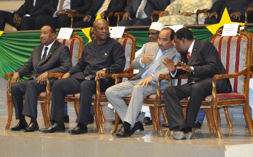 voir le zoom : (g-d): les présidents du Niger, Mahamadou Issoufou, du Ghana, John Dramani Mahama, de la Mauritanie, Mohamed Ould Abdel Aziz et du Bénin, Yayi Boni, assistent à la cérémonie d'investiture du président par intérim burkinabè Michel Kafando, le 21 novembre 2014 à Ouagadougou