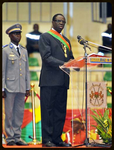 voir le zoom : Le président par intérim burkinabè Michel Kafando fait une déclaration lors de sa cérémonie d'investiture, le 21 novembre 2014 à Ouagadougou