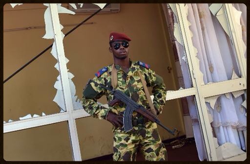 voir le zoom : Un soldat burkinabè prend position dans la cour de la radio-télévision nationale à Ouagadougou le 2 novembre 2014