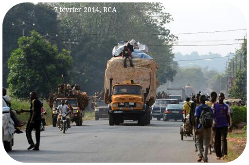 voir le zoom : En convoi de camions et taxis, des musulmans fuient les violences interconfessionnelles, au nord de Bangui le 7 février 2014