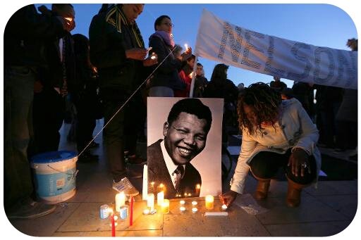 voir le zoom : Hommage à Nelson Mandela sur le Parvis des droits de l'Homme à Paris, le 15 décembre 2013