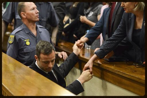 voir le zoom : Oscar Pistorius serre les mains de ses proches à sa sortie de la salle d'audience le 21 octobre 2014 à Pretoria