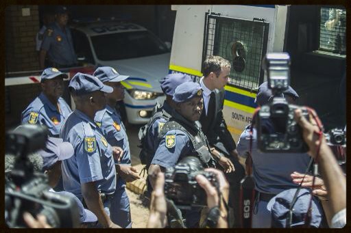 voir le zoom : Oscar Pistorius emmené par des policiers à l'issue de son procès le 21 octobre 2014 à Pretoria