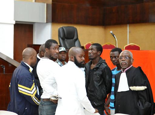 voir le zoom : Des accusés avant le début de leur audition dans le cadre du procès de l'ex-Première dame ivoirienne Simone Gbagbo, à Abidjan, le 6 janvier 2015